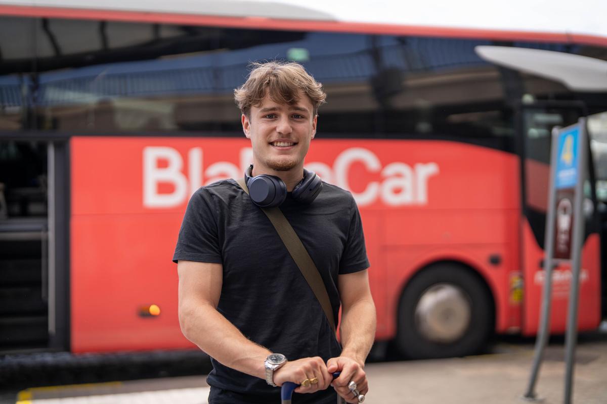 Estació Barcelona Nord. Entrevistamos a los siguientes viajeros en la Estació del Nord de Barcelona, PERSONA: Bastian Masson, 21 anys. Retratado en un ambiente de tránsito en la terminal de autobuses, mientras se preparan para tomar autocares con destinos internacionales por Europa, a 21 de junio de 2026. Barcelona. AUTOR: MANU MITRU | EPC