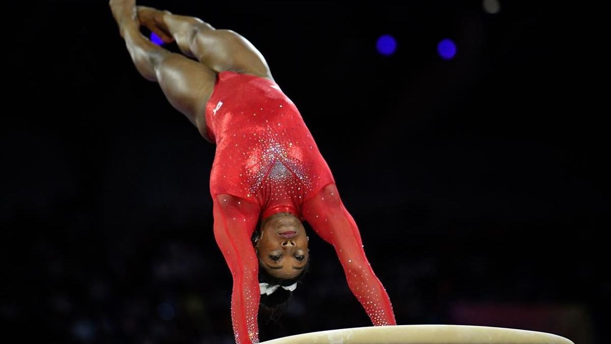 Biles vuela sobre el potro durante la primera jornada de la final por aparatos de Stuttgart