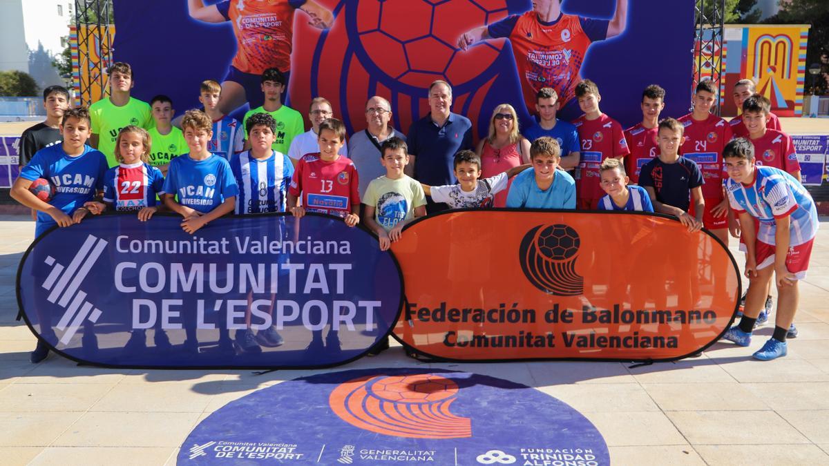 Más de 150 participantes se dieron cita en la Plaça de L’Ordana en la décima parada de ‘Handbol al Carrer’.