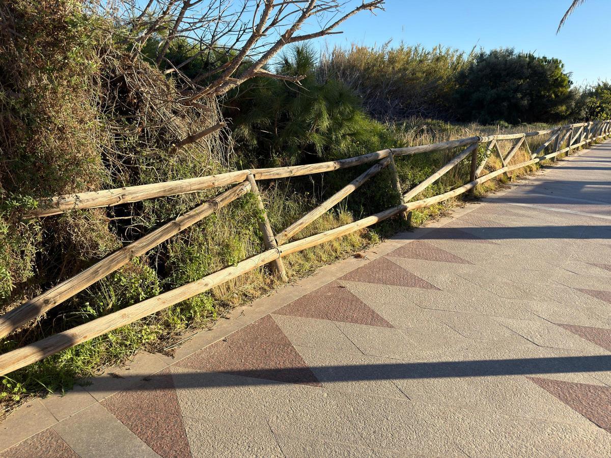 Una parte del vallado del paseo marítimo de Arenales ciertamente vencido por el paso del tiempo.