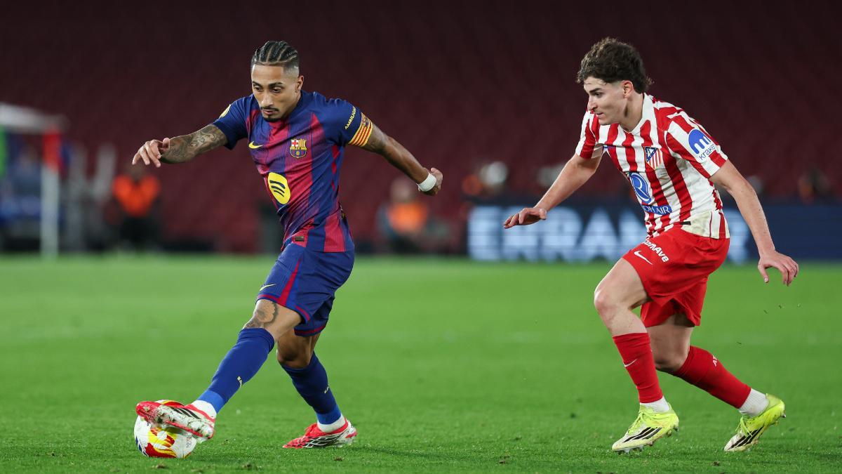 Julián Álvarez, persiguiendo a Raphinha durante el Barça-Atlético