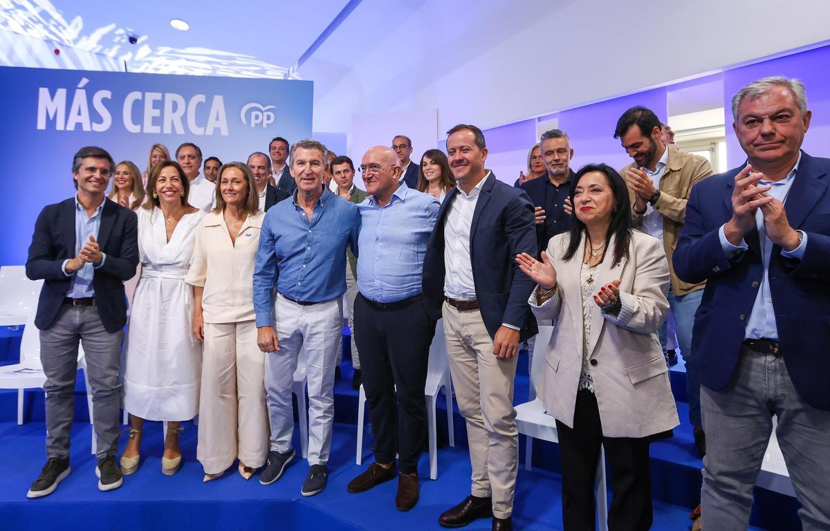 El líder del PP junto a los candidatos del partido en las capitales de provincia.