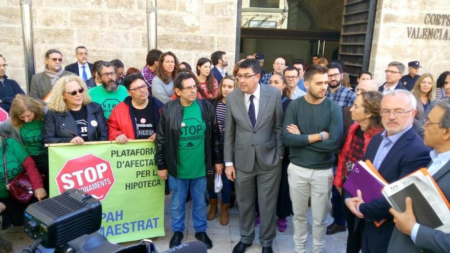 Miembros de la plataforma antidesahucios y portavoces de las Corts