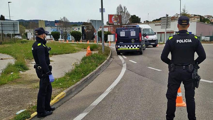 Agents de la Policia Local de Lloret de Mar durant un control establert per la pandèmia