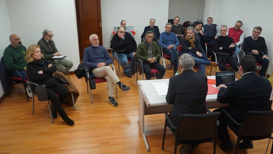 Los presidentes de la Semana Santa y de espaldas, el obispo y el notario judicial diocesano. | J. L. FERNÁNDEZ