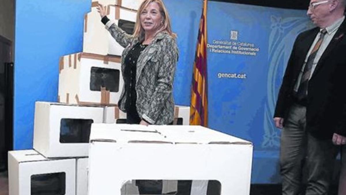 La vicepresidenta del Govern, Joana Ortega, junto a varias urnas usadas en el proceso participativo del 9-N.