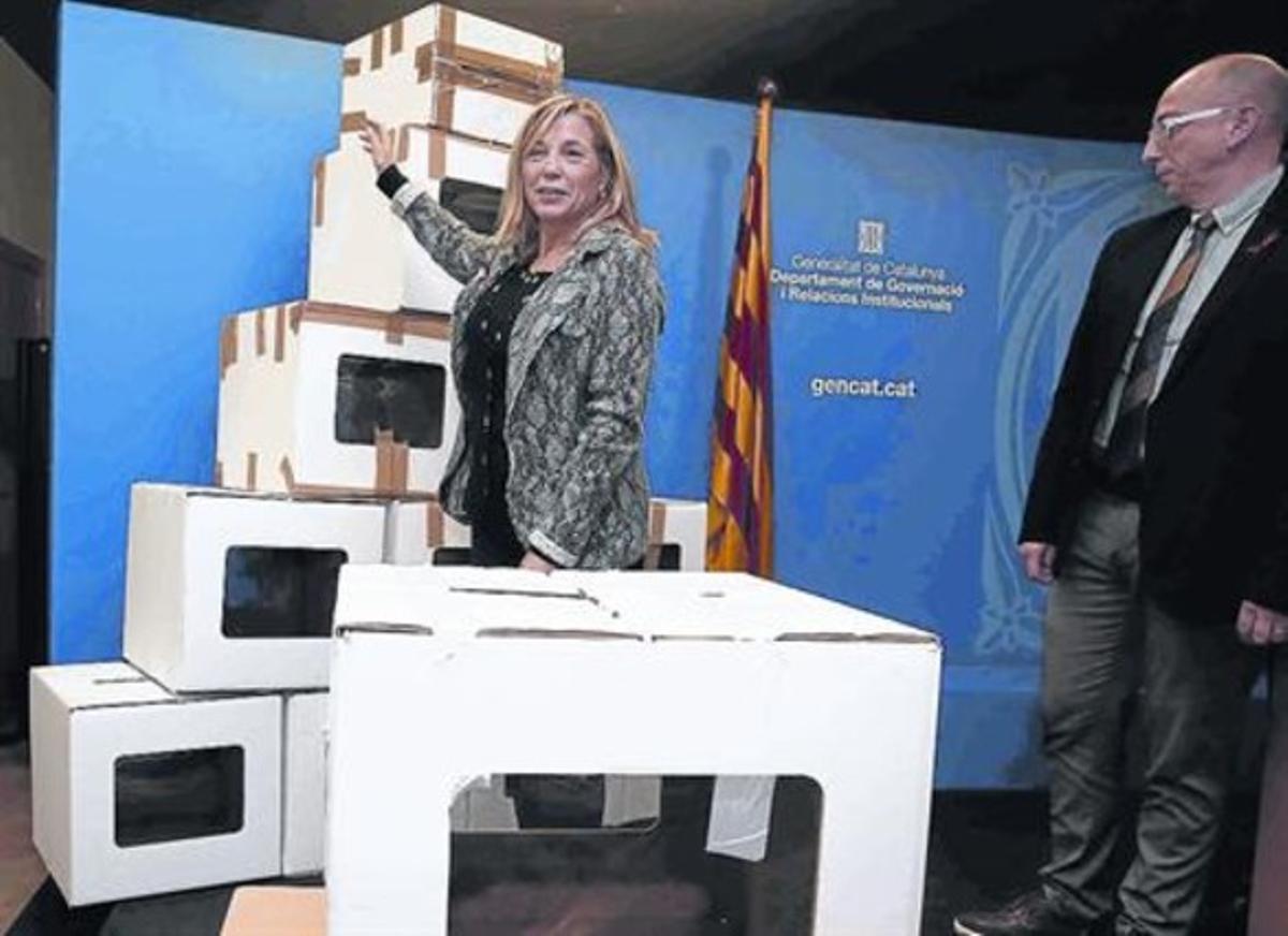 La vicepresidenta del Govern, Joana Ortega, junto a varias urnas usadas en el proceso participativo del 9-N.