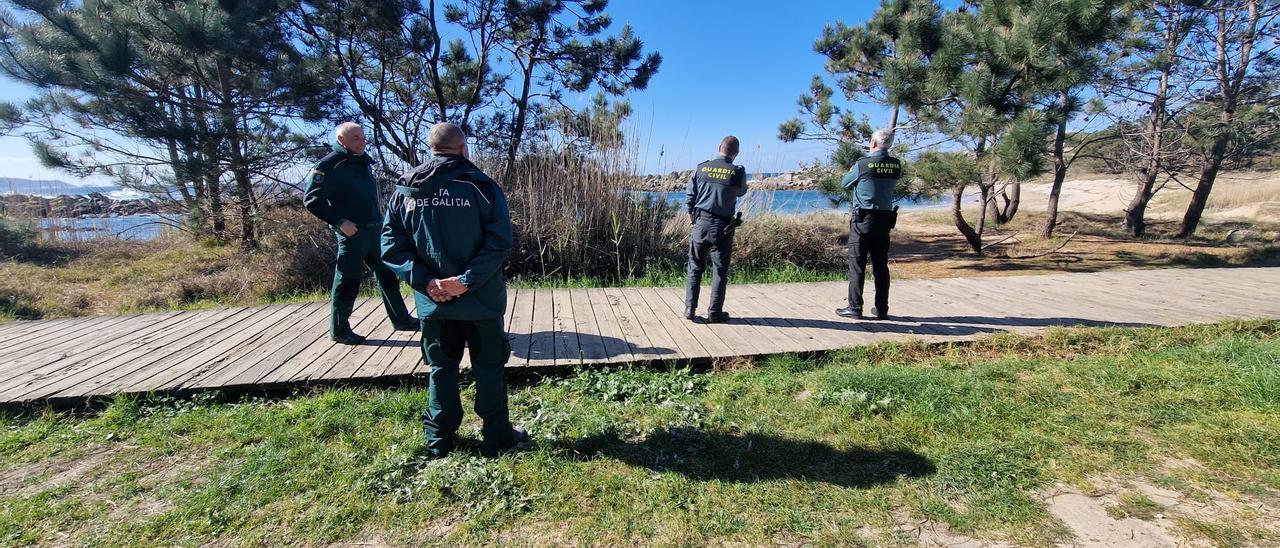 Efectivos de Gardacostas y Guardia Civil vigilando una de las zonas conflictivas, en la anterior campaña.