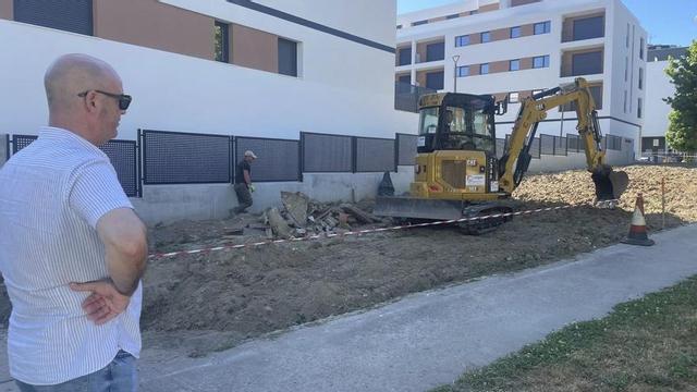 Félix Juncal supervisa los trabajos de acondicionamiento de la nueva zona verde de As Lagoas.