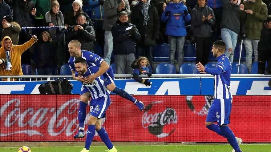 El exdeportivista Borja Bastón es felicitado por sus compañeros tras marcar el gol de la victoria.