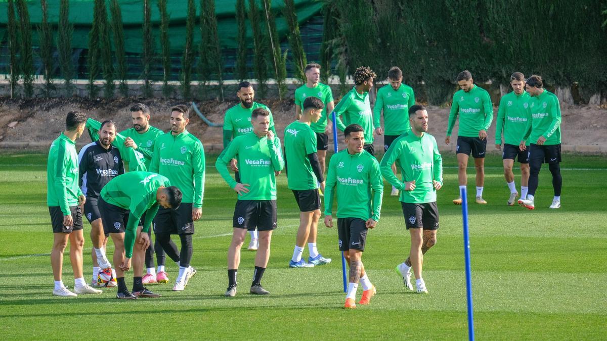 Los futbolistas del Elche, durante el entrenamiento del pasado miércoles