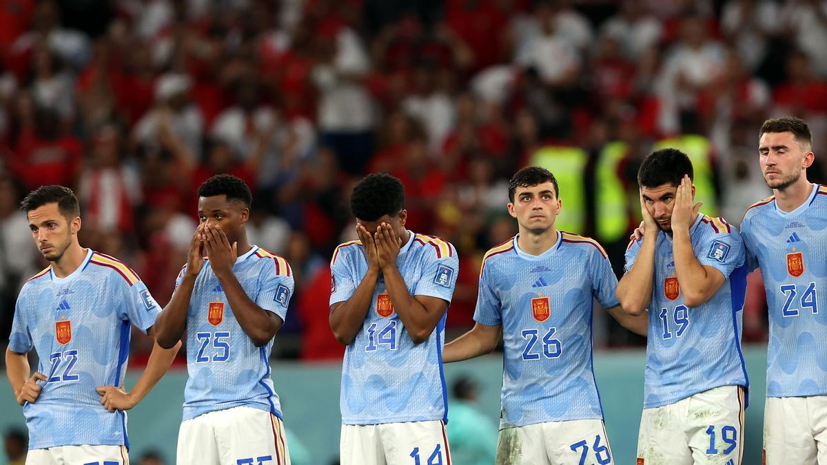 Doha (Qatar), 06/12/2022.- Players of Spain react during the penalty shoot out of the FIFA World Cup 2022 round of 16 soccer match between Morocco and Spain at Education City Stadium in Doha, Qatar, 06 December 2022. (Mundial de Fútbol, Marruecos, España, Catar) EFE/EPA/Tolga Bozoglu