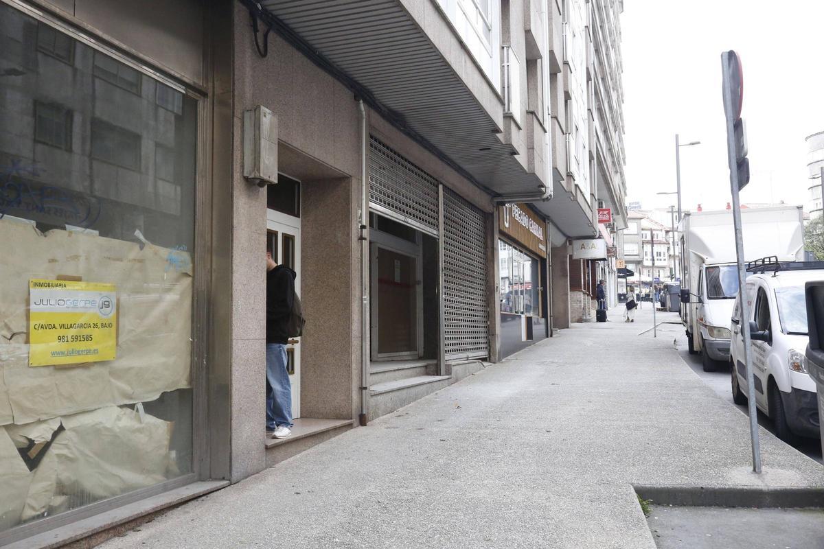 Bajo situado en el número 10 de la avenida de Vilagarcía en el que se ubicará el nuevo casino de Santiago