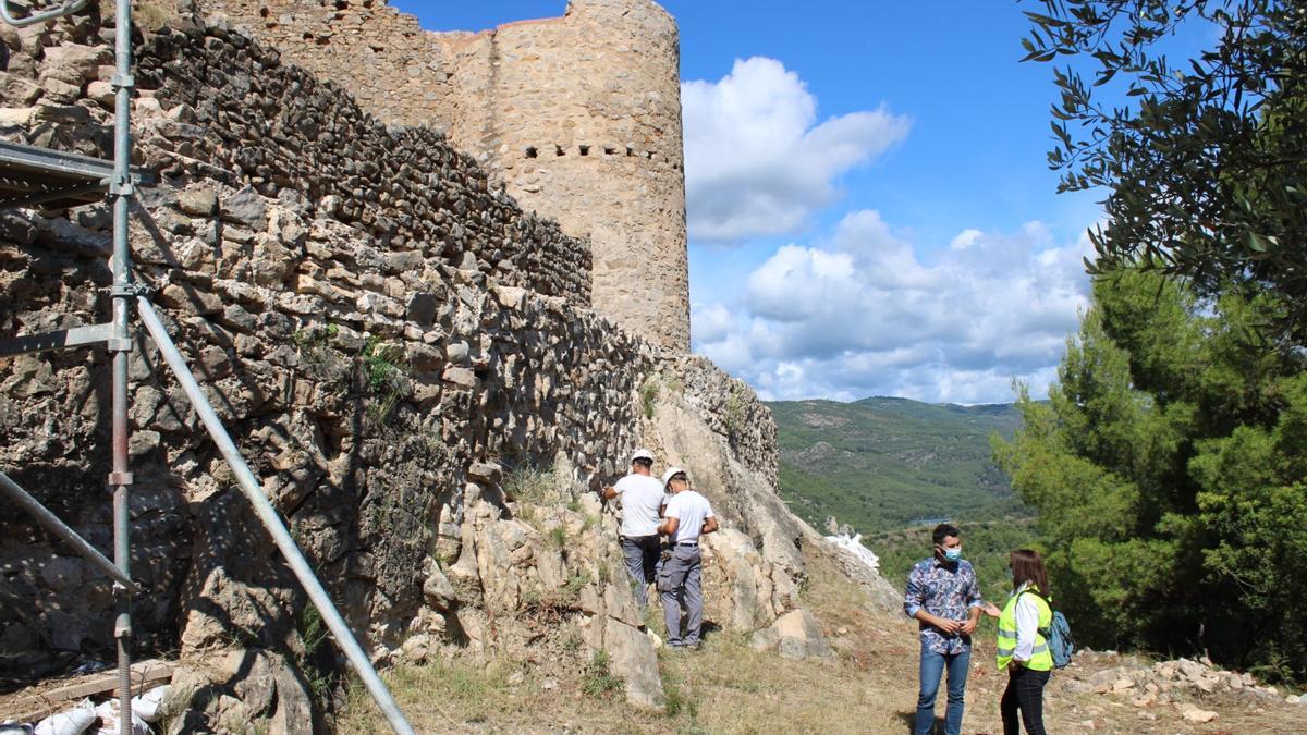 El alcalde, Samuel Falomir, visitó este miércoles las obras de restauración y puesta en valor del castillo de l’Alcalatén.