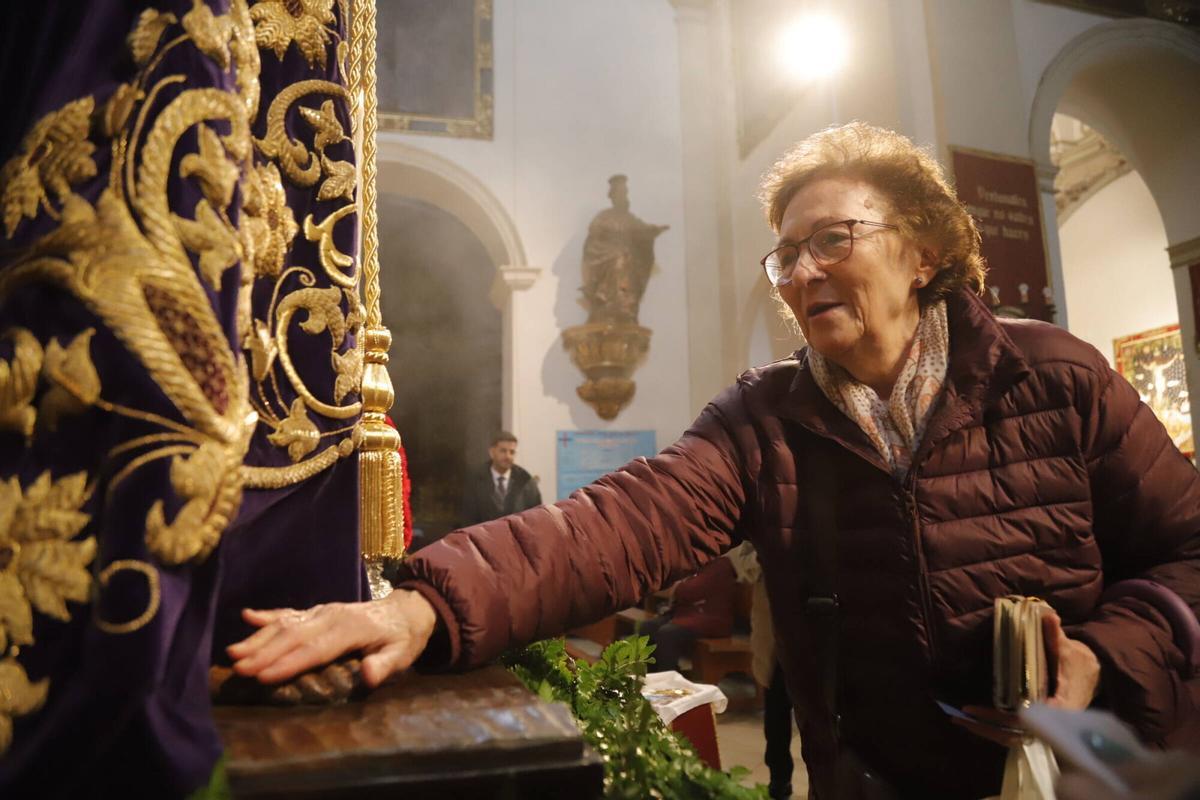 Devoción, besapiés y besamanos en el primer viernes de marzo en Córdoba, que ya huele a Semana Santa