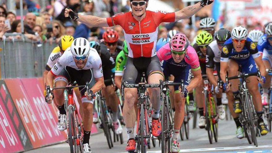 Greipel levanta los brazos para festejar su triunfo en la etapa de ayer. // L. Zennaro