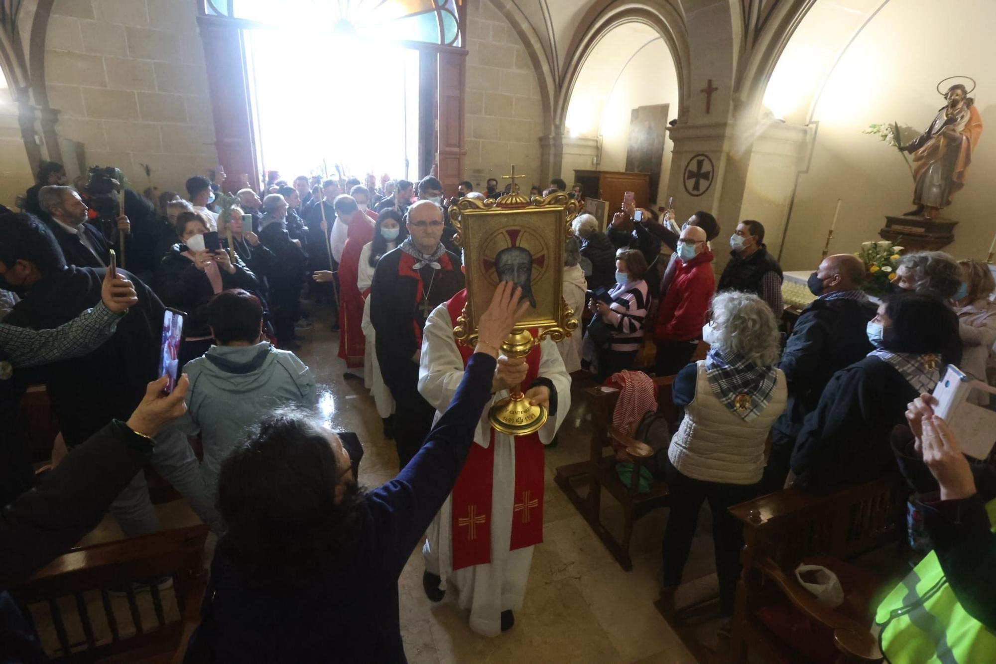 Miles de alicantinos acompañan a la Santa Faz en su peregrinación pese a la lluvia