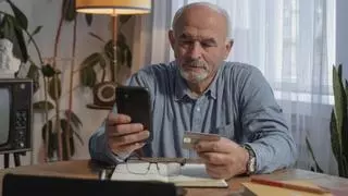 Un hombre de 78 años pierde 25.000 euros en una llamada telefónica que parecía del banco: "Nunca imaginas que te esté ocurriendo"