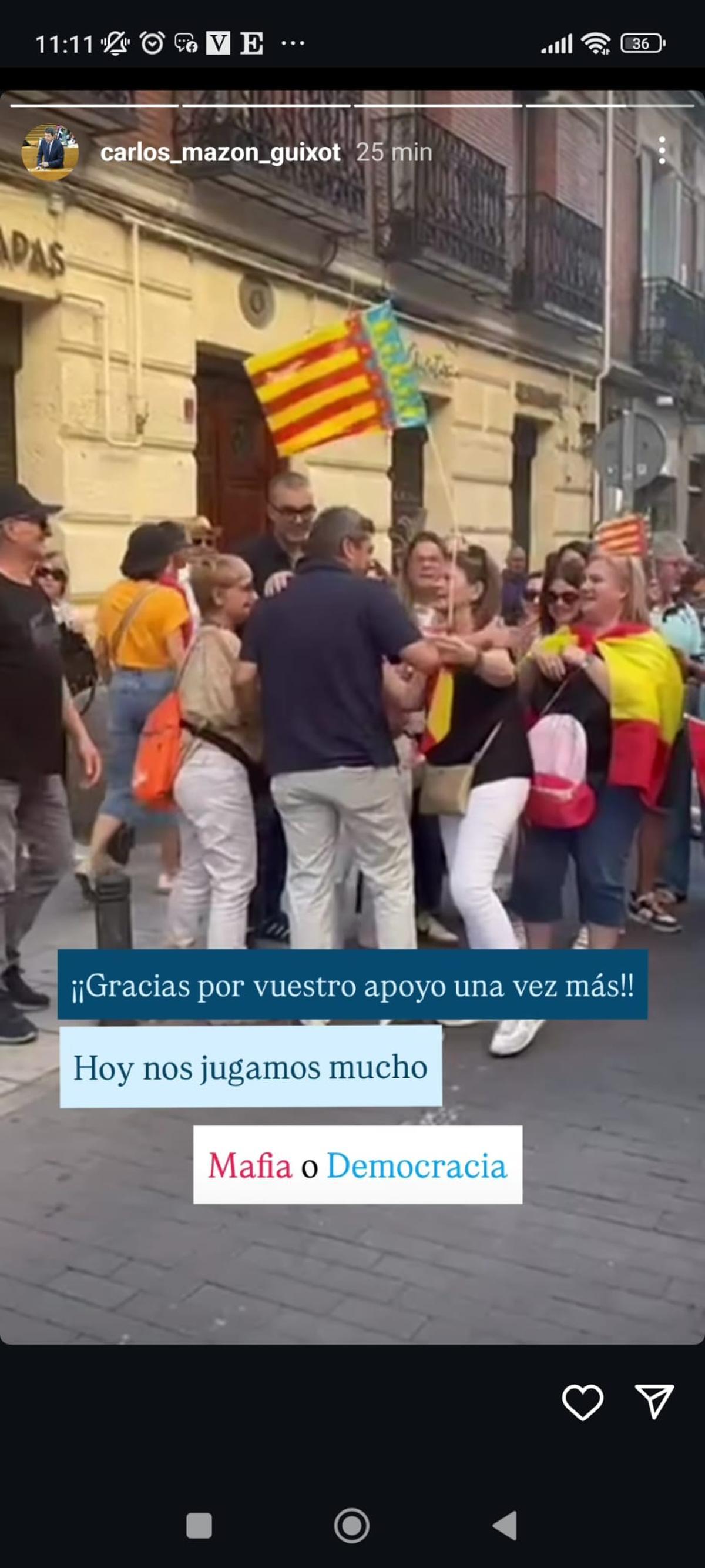 Mazón es jaleado por un grupo de militantes del PPCV a gritos de "presidente, presidente".