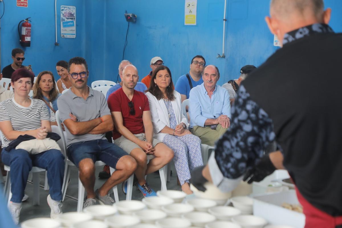 Covadonga Salgado, derecha, en una de las actividades de las Xornadas Gastronómicas de Corcubión