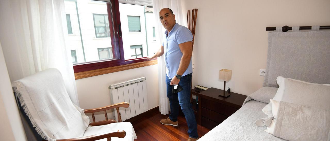 Francisco José Iglesias, ayer, mostrando la ventana de su dormitorio por la que rescató a su vecina de precipitarse al vacío junto con un agente de Policía