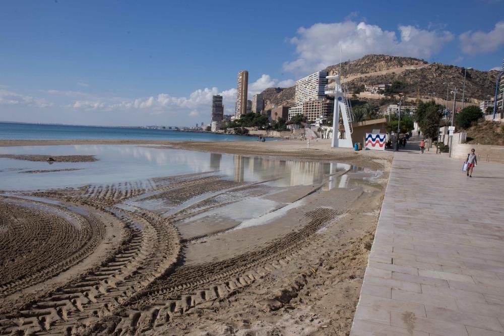 Dos semanas después de la tromba de agua que partió la zona, el ayuntamiento no ha adecentado el arenal