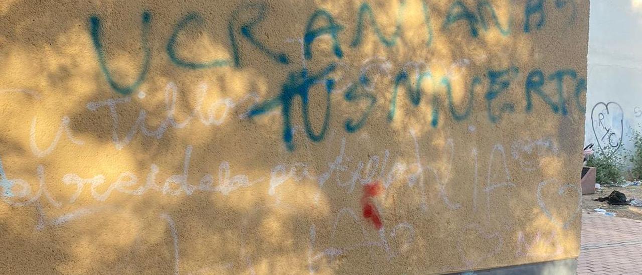 Grafiti que ha aparecido en el templo, en Espinardo, donde están los ucranianos.