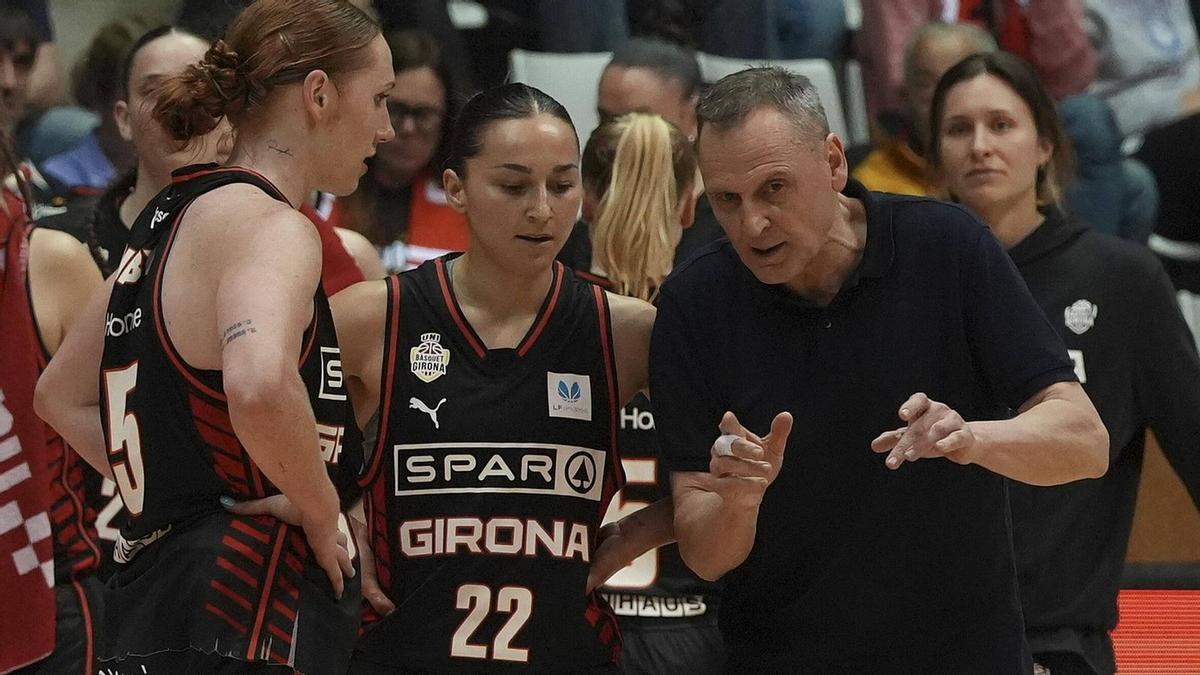 El tècnic donant instruccions a Bibby i Anna Badosa.