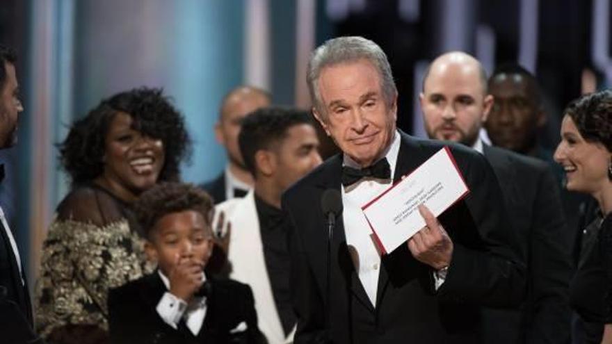 Warren Beatty muestra el sobre que contenía el error.