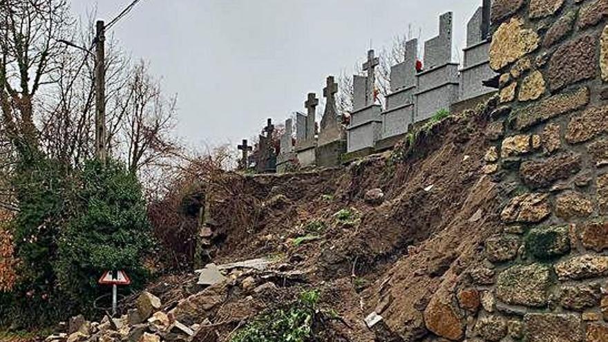 Estado que ofrecía ayer el cementerio de Cobreros tras derrumbarse la pared.