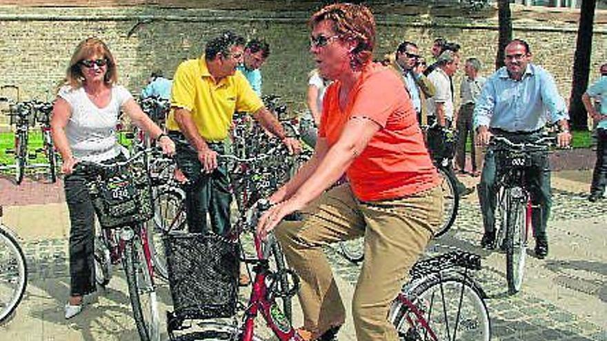 La alcaldesa durante la inauguración del servicio de préstamo gratuito de bicicletas en 2006