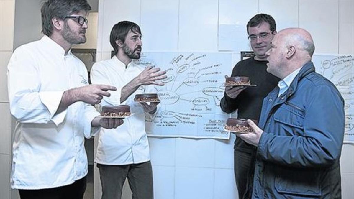 Guinovart, el chef Jaume Biarnés y los pasteleros de Canal.