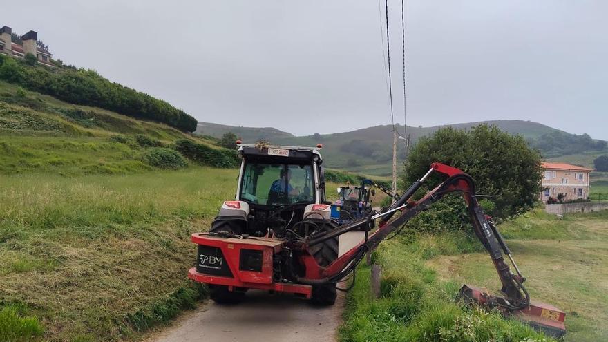 Llanes realiza tareas de desbroce y limpieza en los accesos a las playas de Ballota, Poo, San Martín, Toranda y Torimbia