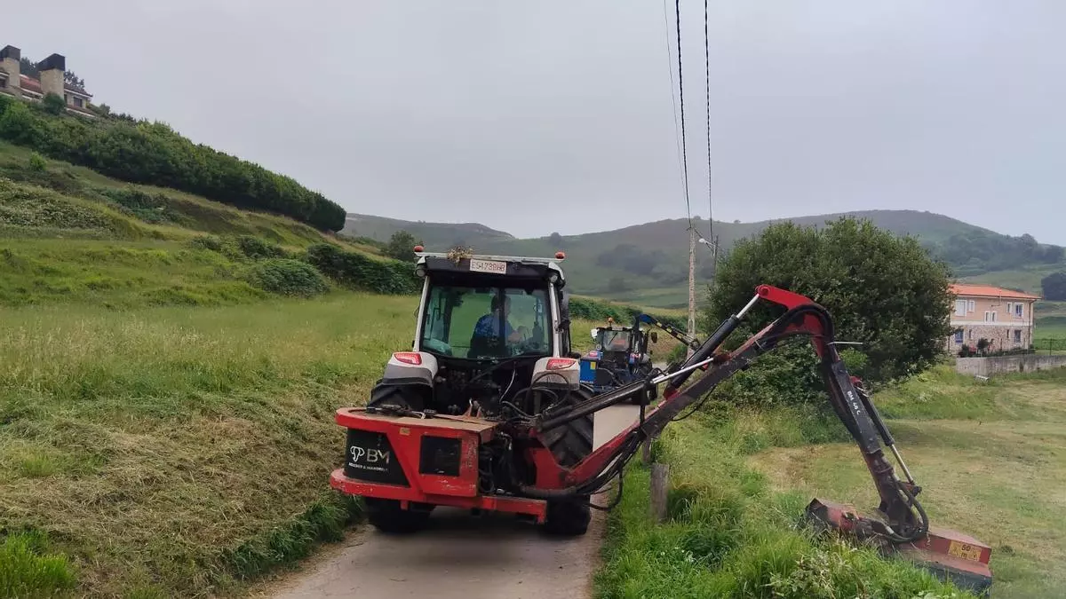Llanes realiza tareas de desbroce y limpieza en los accesos a las playas de Ballota, Poo, San Martín, Toranda y Torimbia