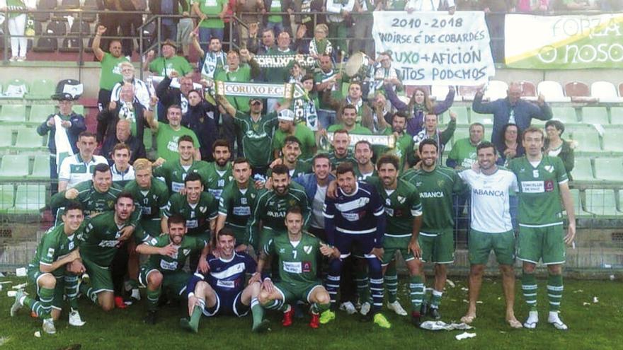 Los jugadores del Coruxo posan con sus aficionados tras concluir el partido de Mérida. // FDV