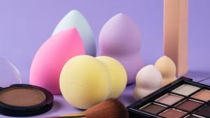 Varias esponjas de maquillaje junto a más productos de belleza.