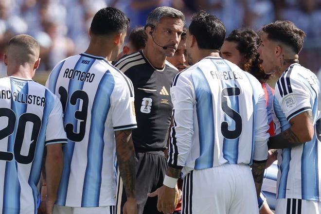 Argentina se inunda de teorías de la conspiración tras perder contra España: amenazas del FBI, chantajes de la FIFA y el extraño discurso de Messi