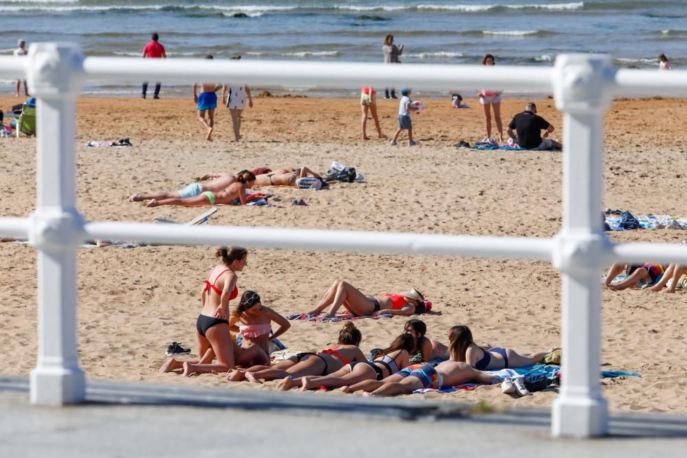 Buen tiempo en la playa de San Lorenzo en Gijón