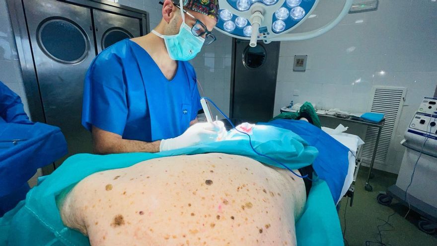 Intervención quirúrjica de melanoma a un paciente de edad avanzada.