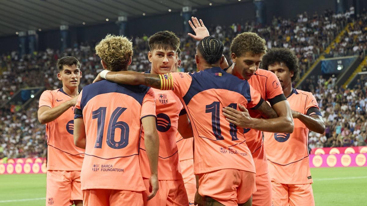 Raphinha abandona la Ciutat Esportiva bajo la lluvia tras las pruebas médicas