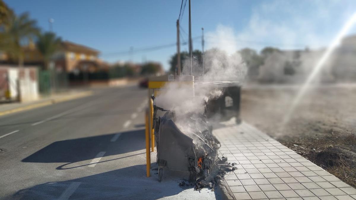 Imagen de un contenedor quemado por restos de hogueras depositados en el interior