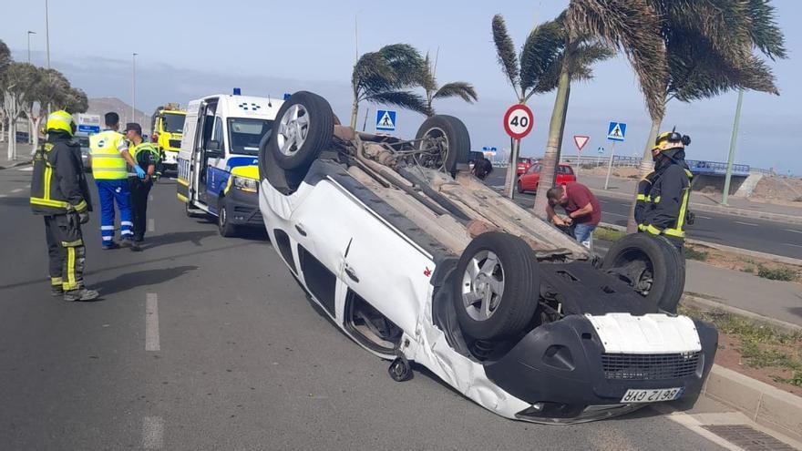 Un herido en un vuelco en Vecindario