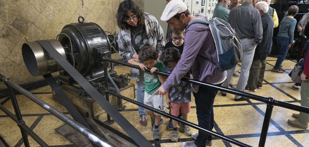 Famílies visitant la sala de la turbina | ALEX GUERRERO