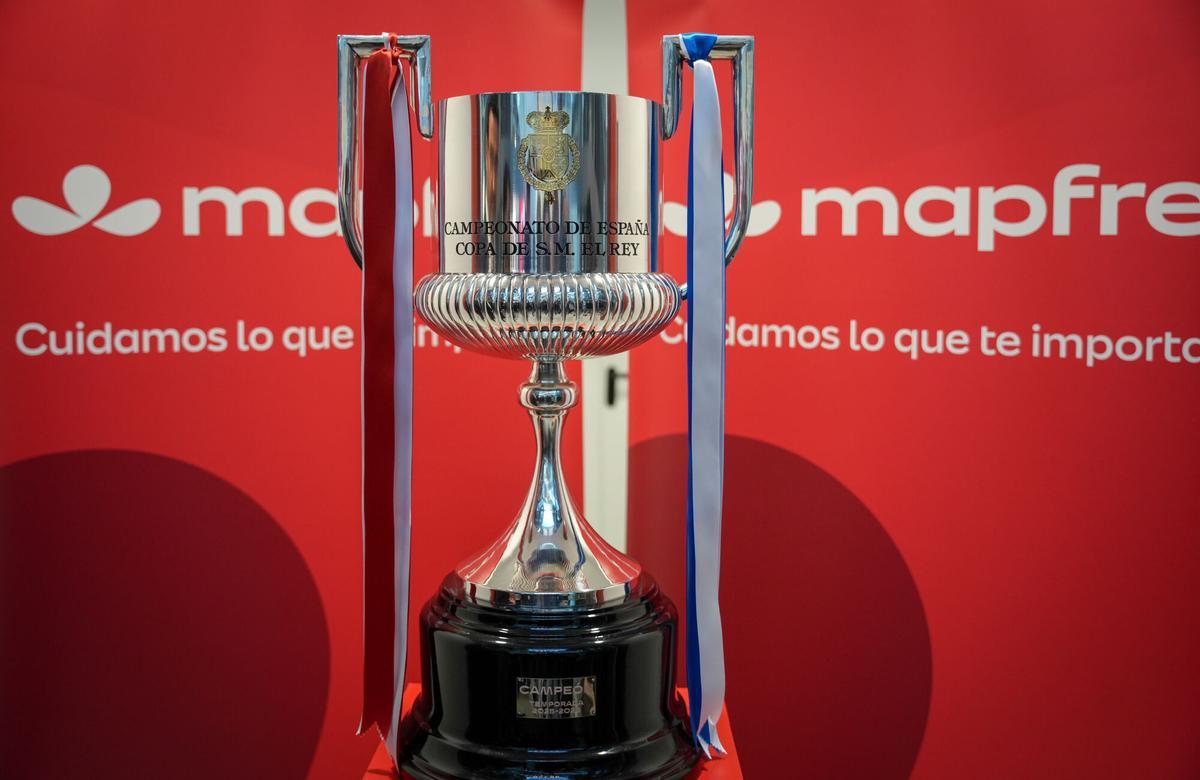 El trofeo de la Copa del Rey Mapfre a su llegada al Edificio Mapfre este martes 14 de abril a cuatro días de la final entre Atlético de Madrid y Real Sociedad en La Cartuja
