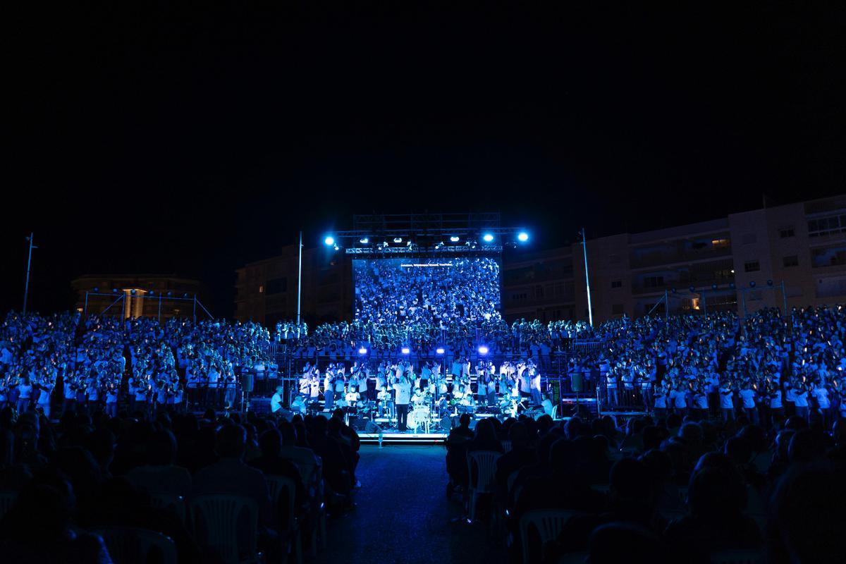 Escenaria al pàrquing del port de Gandia.