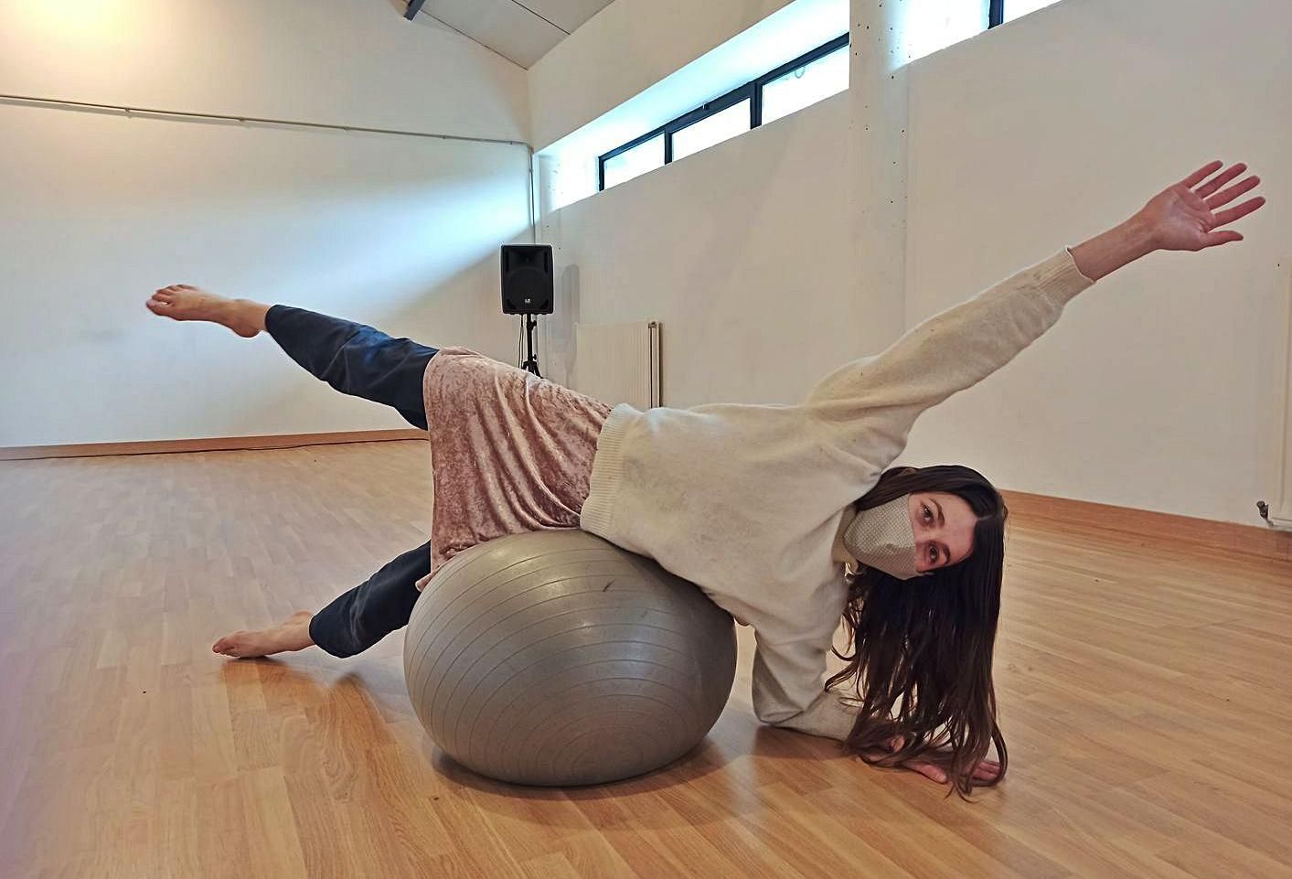 Manon Duquesnay, en el local donde imparte danza, expresión corporal y yoga, entre otras actividades. | Sara Arias