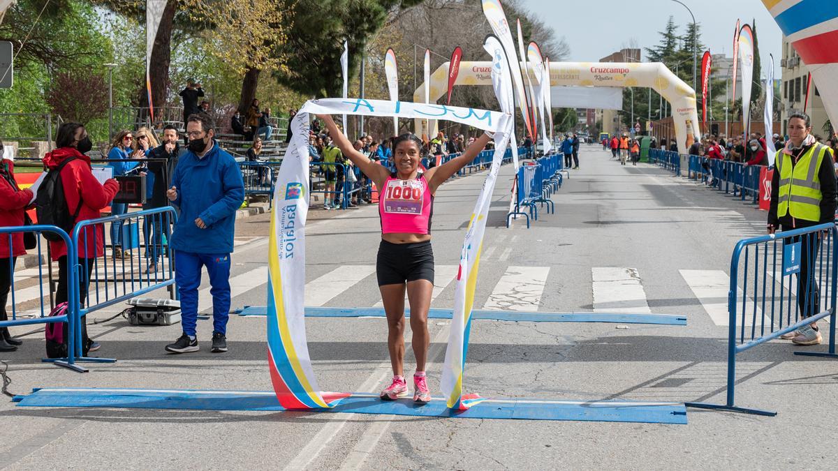 Mercedes Pilas, ganadora del Maratón Ciudad de Badajoz.