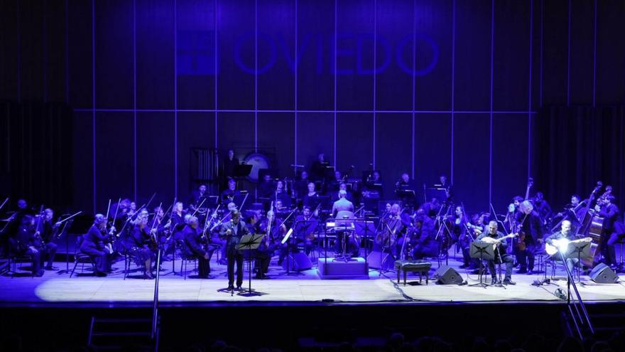 Un momento de la actuación de la OSPA y Camané, ayer, en el Auditorio de Oviedo. | Mario Canteli