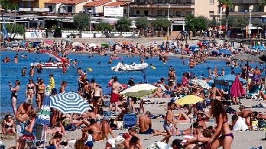 Estiuejants gaudint aquest estiu de les vacances en una de les platges de l&#039;Escala, imatge d&#039;arxiu.