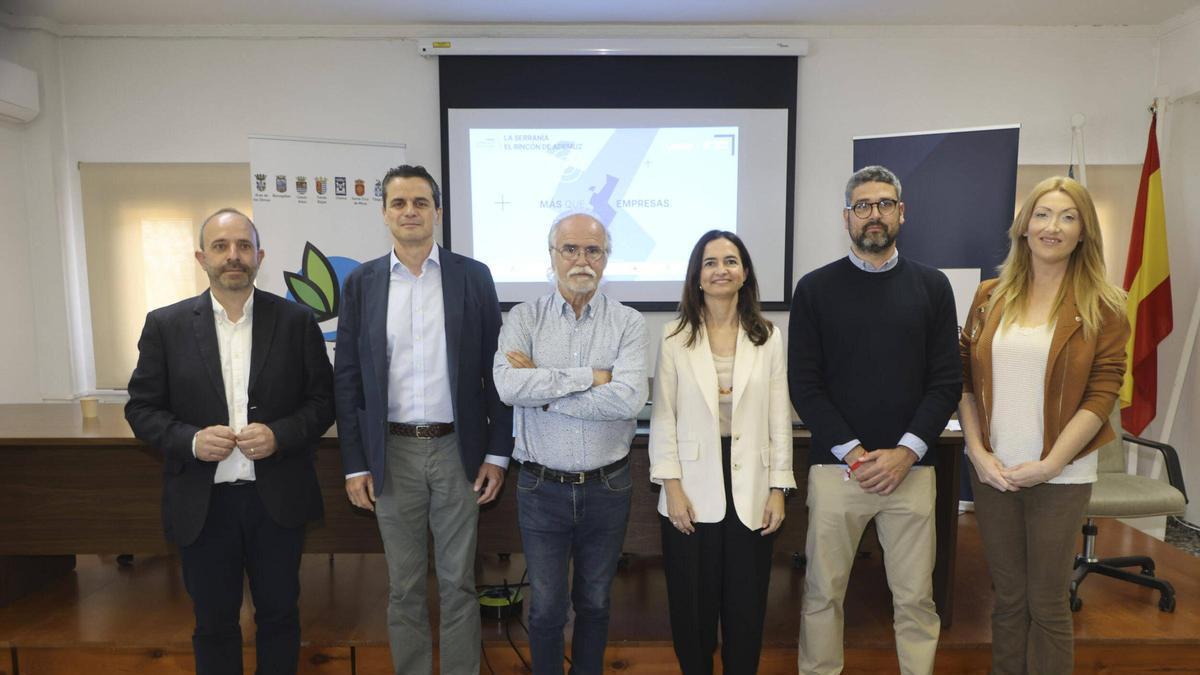Ramiro Rivera, Julio Delgado, Rafa Darijo, Laura Gascón, Carlos Tarazón y Bea Carrascosa, este miércoles durante el Foro Más que Empresas de la Serranía y Rincón de Ademuz.